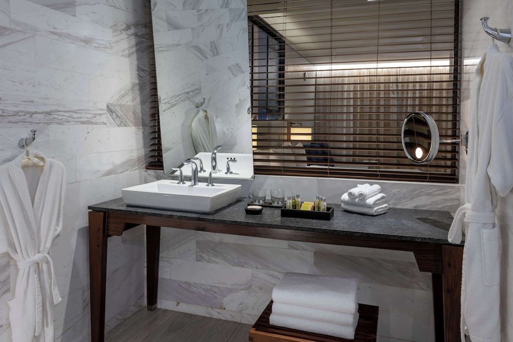Room, 1 King Bed, Partial Sea View (Roll-In Shower) thumbnail 5