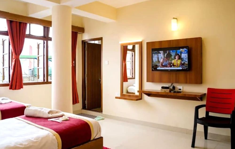 Classic Double Room, 1 King Bed, Private Bathroom, Mountain View photo 3