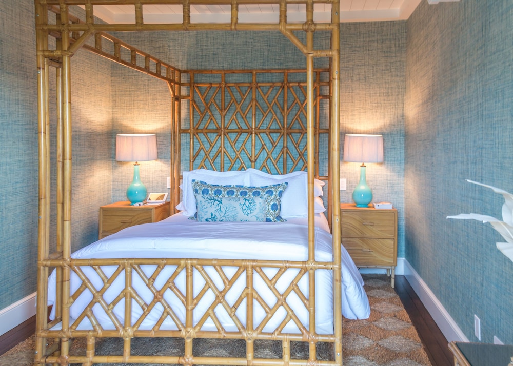 Deluxe Room, 1 Queen Bed, Pool View photo 1