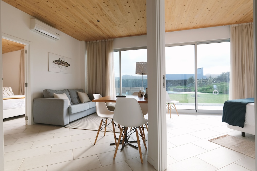 Apartment, 2 Bedrooms, Pool View (with living room) photo 3