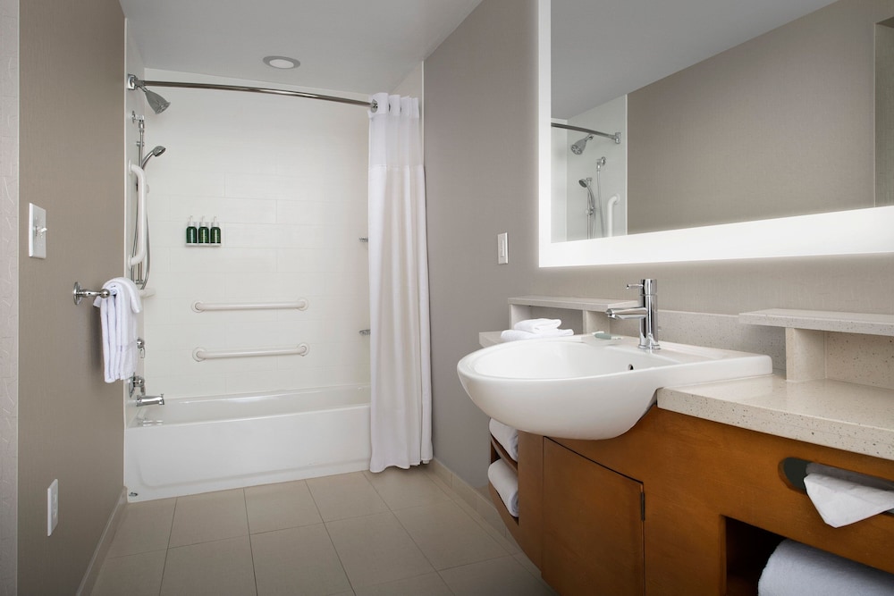 Studio, 1 King Bed (Mobility/Hearing Accessible, Tub) photo 2