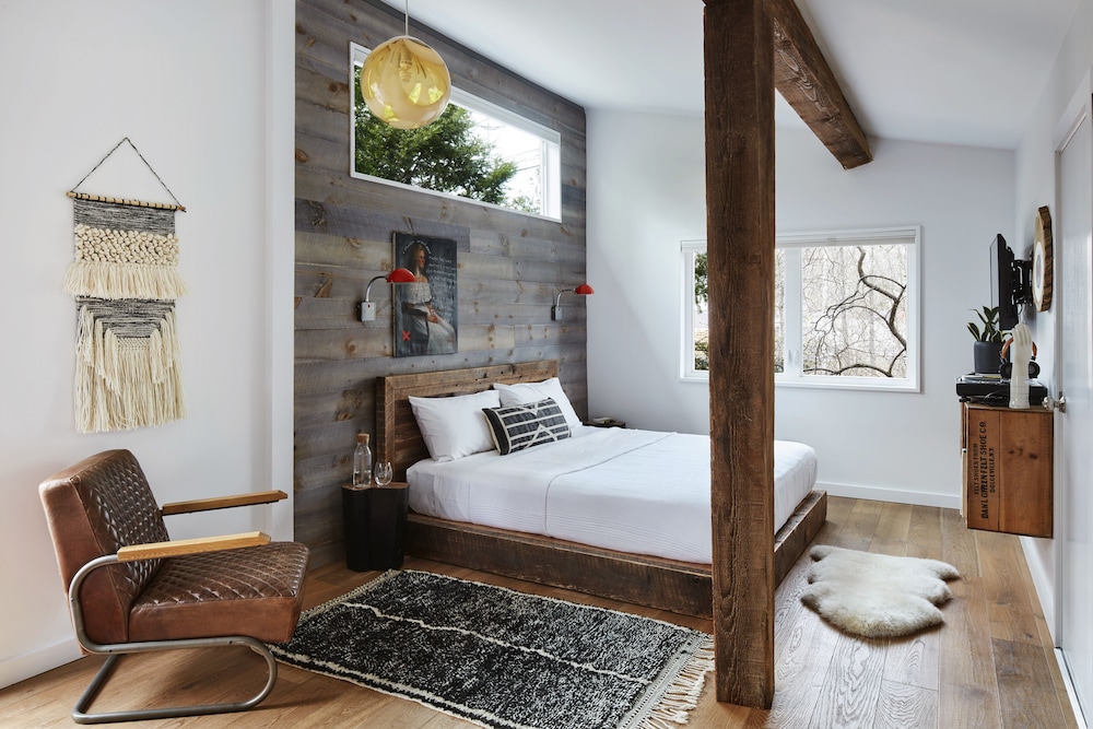 Economy Room, 1 King Bed, Balcony, Ground Floor