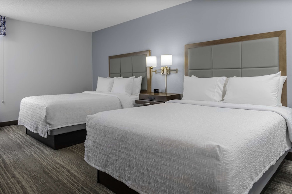 Room, 2 Queen Beds, Accessible, Bathtub (Hearing) - Photo 4