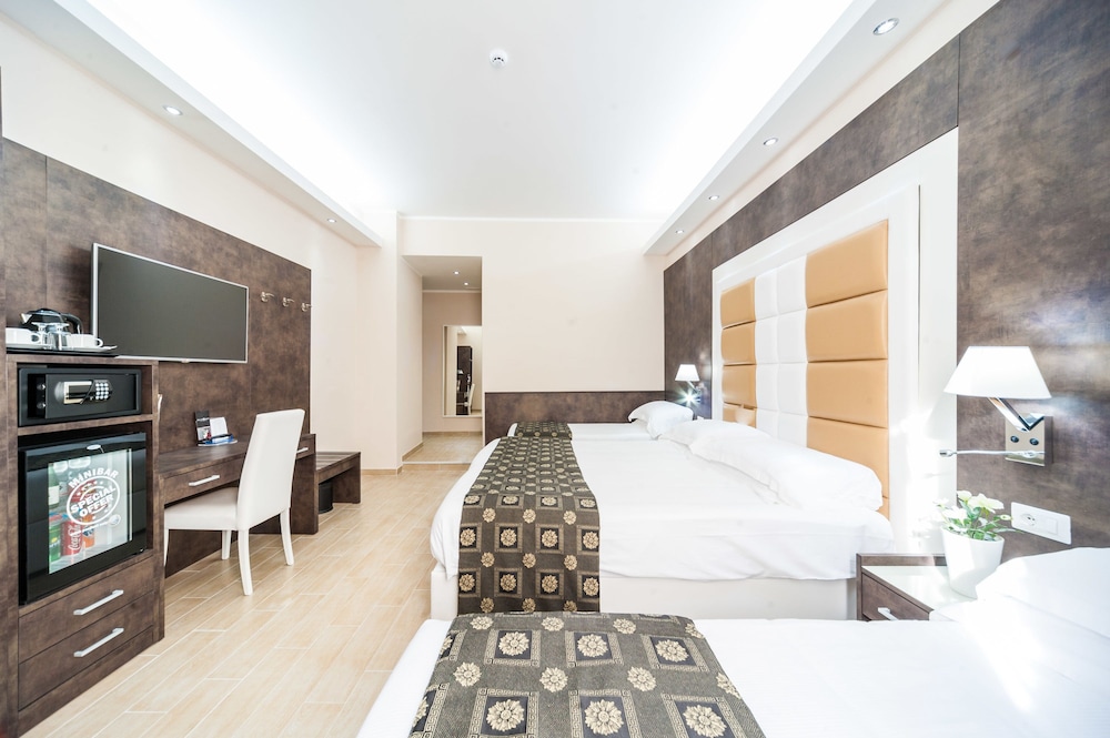 Deluxe Quadruple Room, City View photo 3