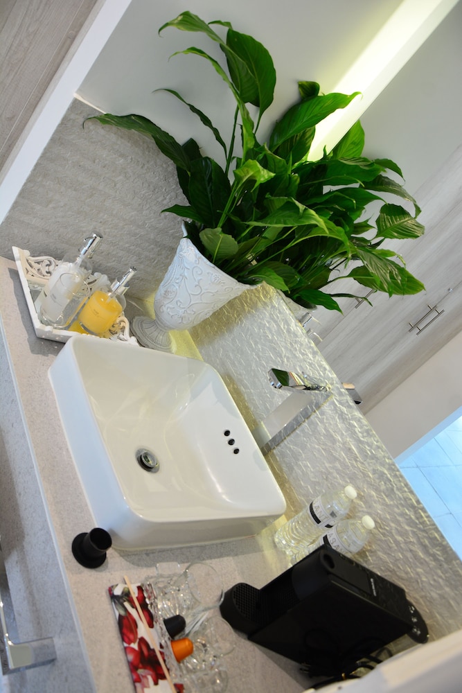 Luxury Suite, 2 Queen Beds, Courtyard View - Photo 5