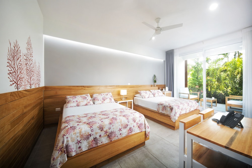 Deluxe Room, 2 Queen Beds, Balcony, Pool View
