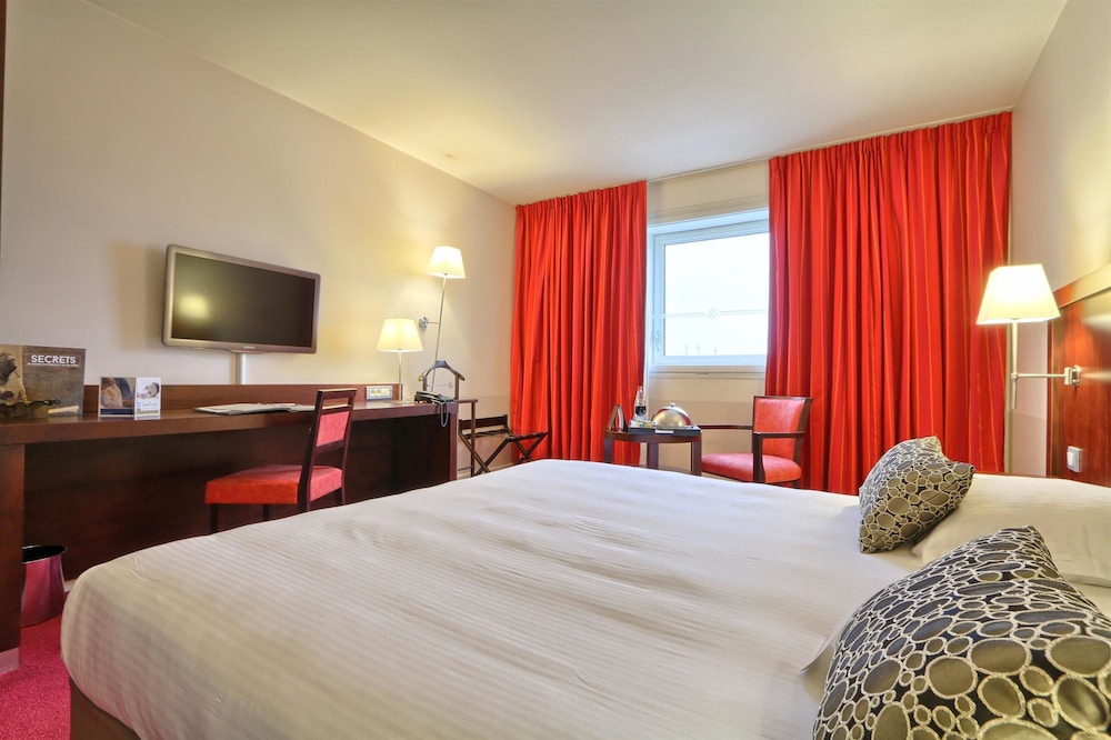Superior Room, 1 King Bed with Sofa bed - Photo 3
