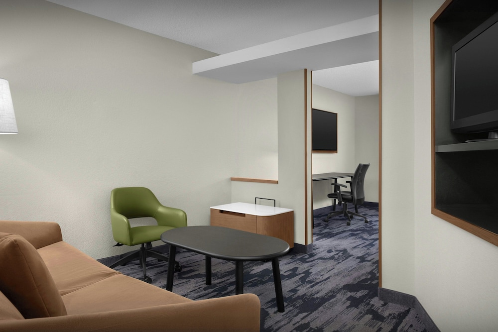 Suite, Multiple Beds (Mobility/Hearing Access, Roll-in Shwr) - Photo 2