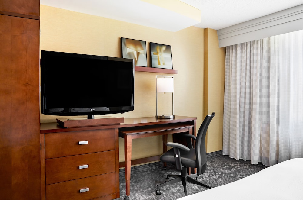 Room, 1 King Bed with Sofa bed (Mobility/Hearing Accessible, Tub) photo 3