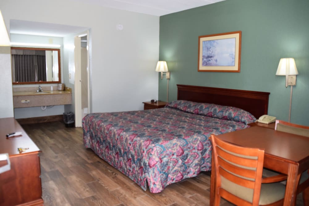 Standard Room, 1 King Bed, Smoking - Photo 1
