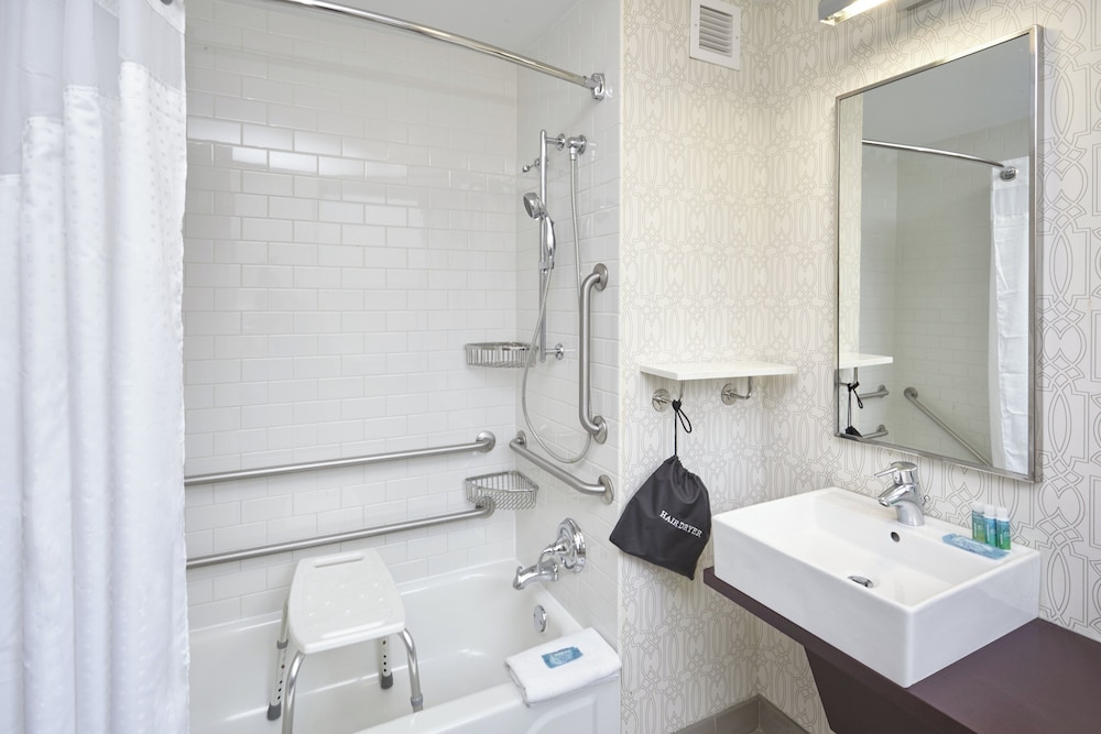 Standard Room, 1 Queen Bed, Accessible (Mobility) thumbnail 6