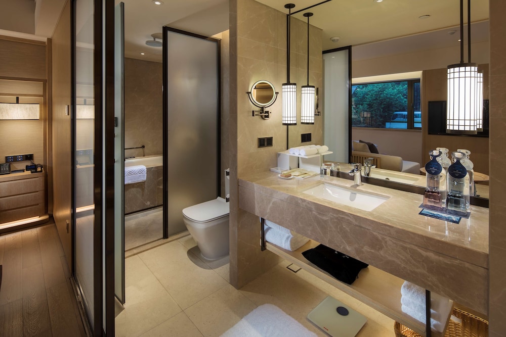 King Guest Room Nanhai Wing thumbnail 5