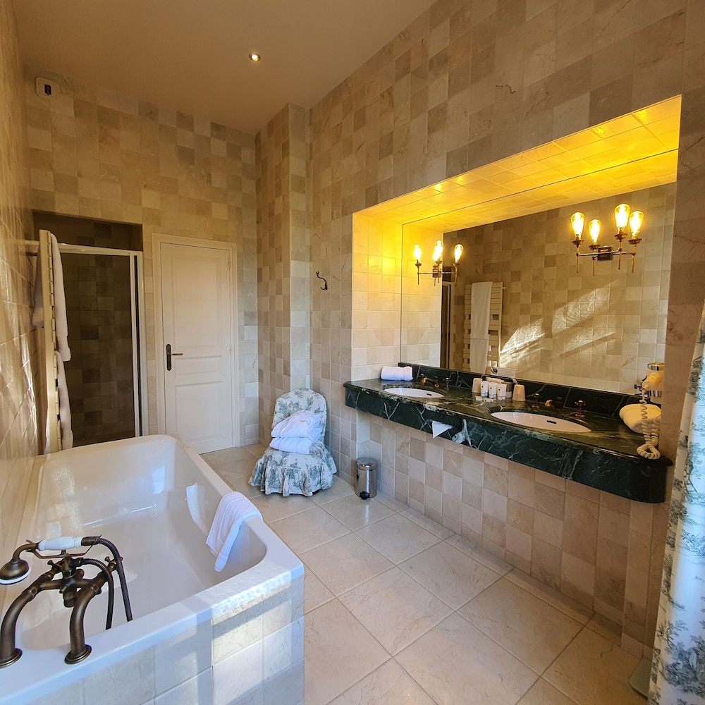 Deluxe Suite, 1 King Bed with Sofa bed, Garden Area photo 3