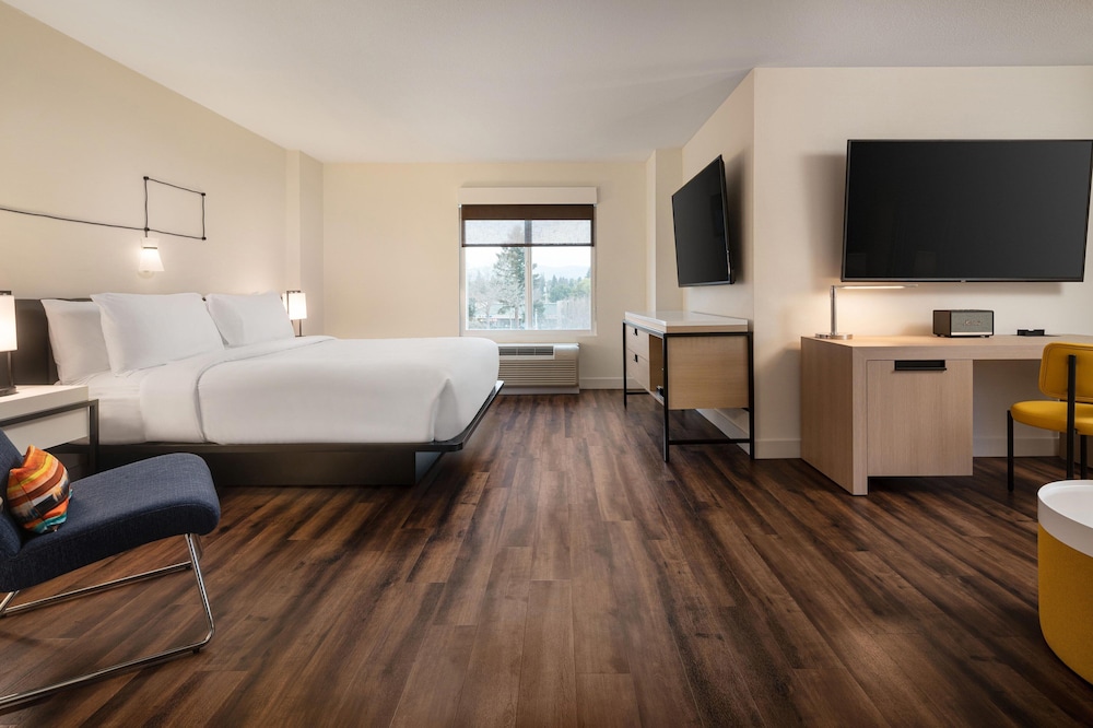 Junior Suite, 1 King Bed, Corner - Photo 1
