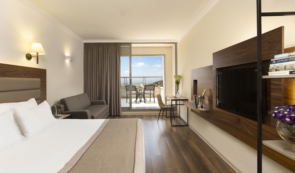 Business Room, Pool View