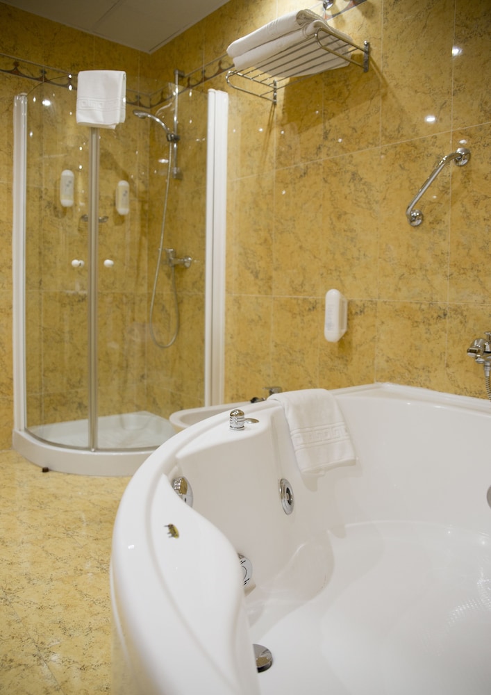 Deluxe Suite, 1 Queen Bed, Hot Tub, Sea View photo 3