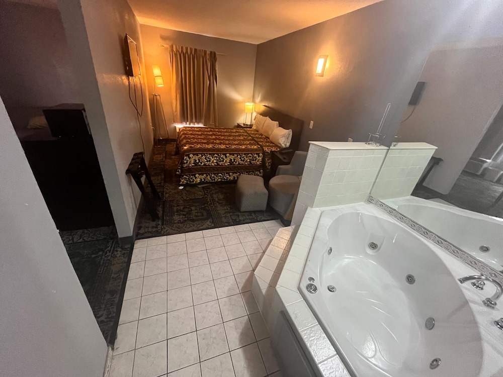 Deluxe Room, 1 King Bed with Sofa bed, Jetted Tub (King Room with Jacuzzi) photo 1