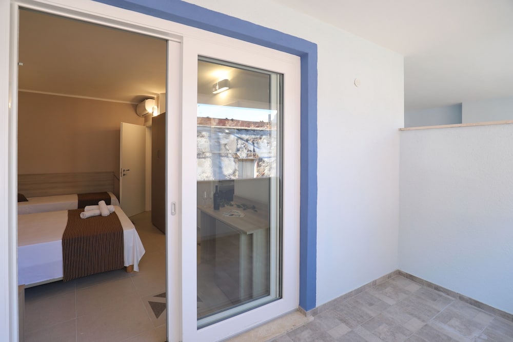 Classic Double Room, Ensuite - Photo 8