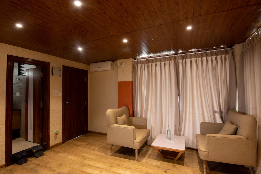 Deluxe Double or Twin Room, 1 Bedroom, Balcony, Garden View photo 2