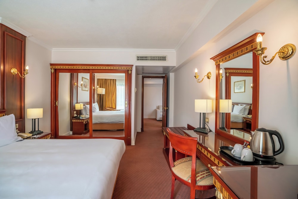 Junior Suite with City View