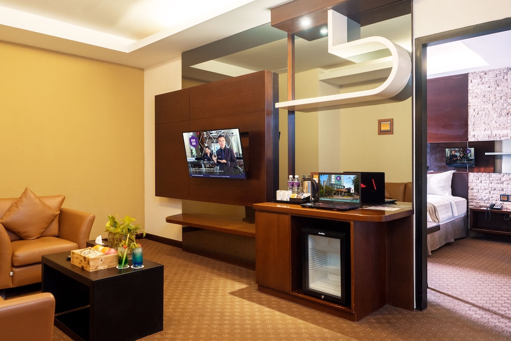 Executive Suite, 1 King Bed, City View photo 1