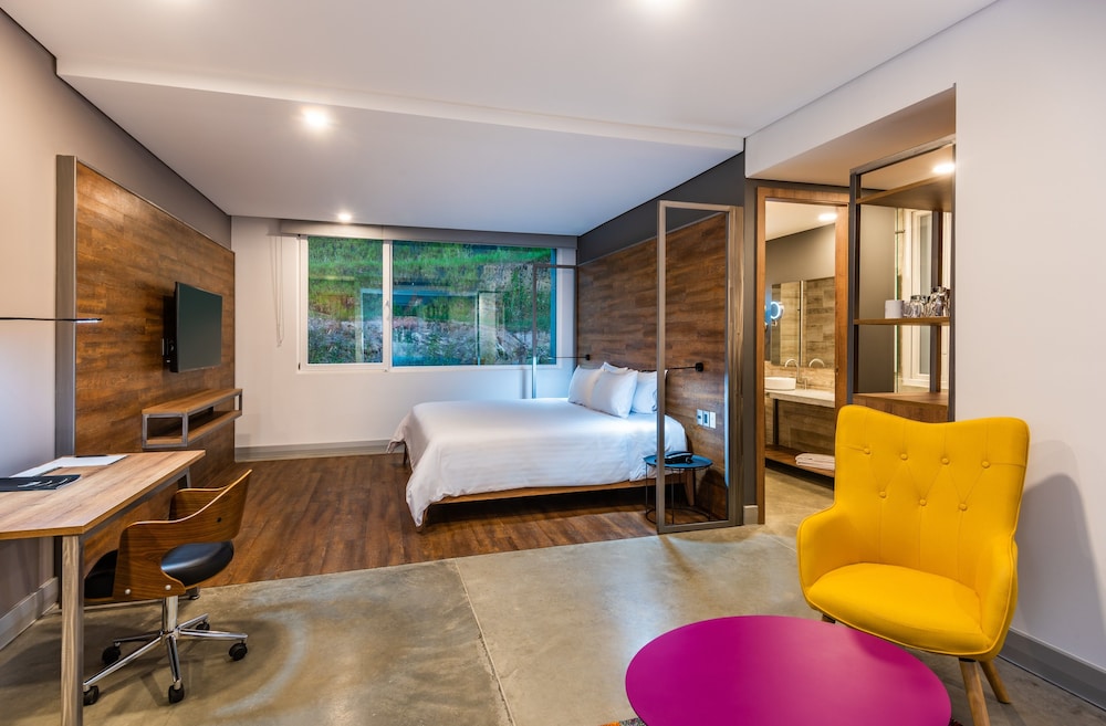 Standard Room, 1 King Bed photo 2