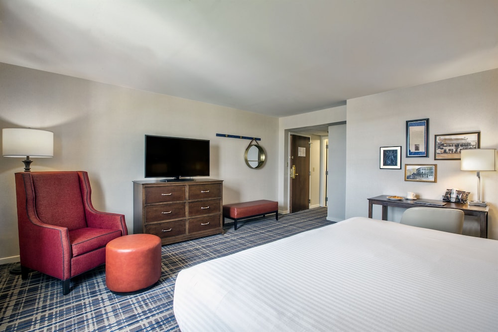 Traditional Room, 1 King Bed - Photo 1