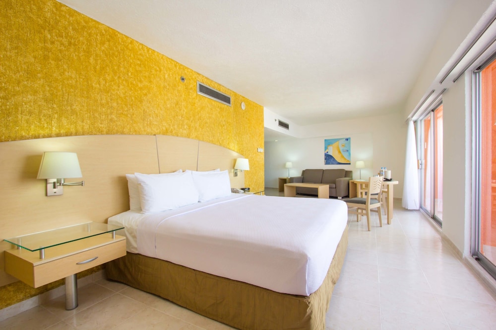 Junior Suite, 1 King Bed, Balcony, Partial Ocean View - Photo 6