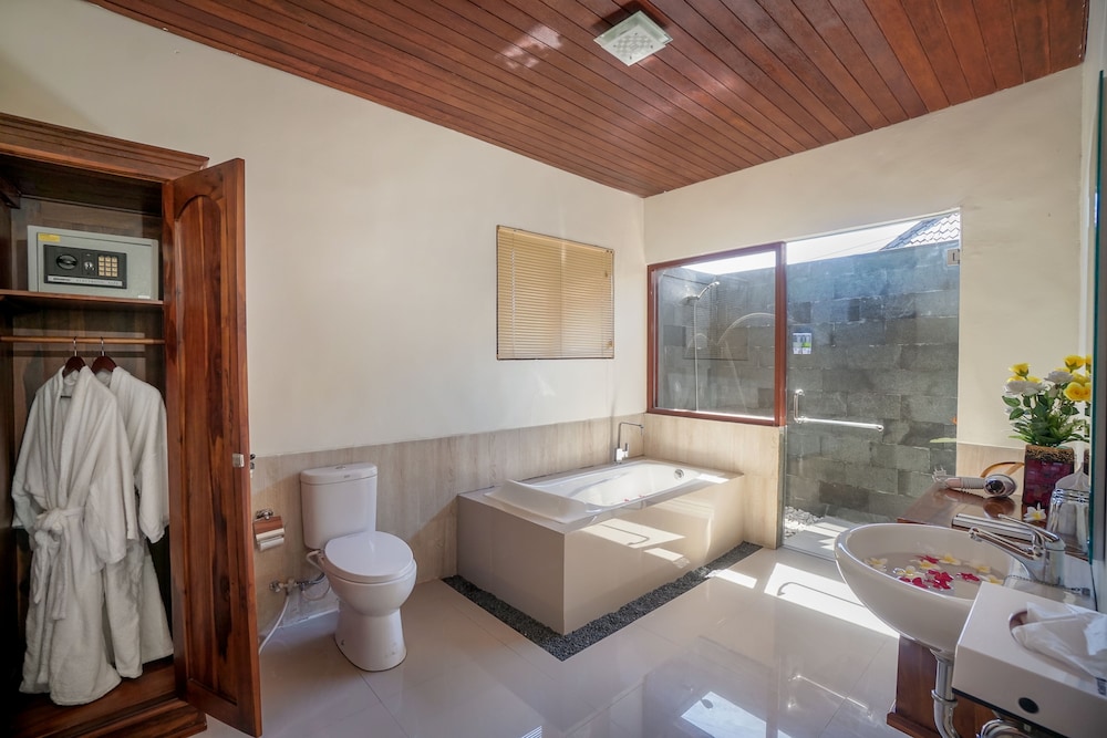 Deluxe Double Room with Bathtub - Photo 4