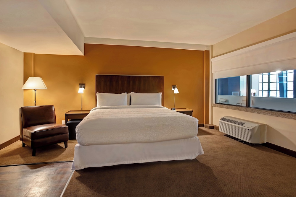 Room, 1 King Bed, Non Smoking, Tower - Photo 8