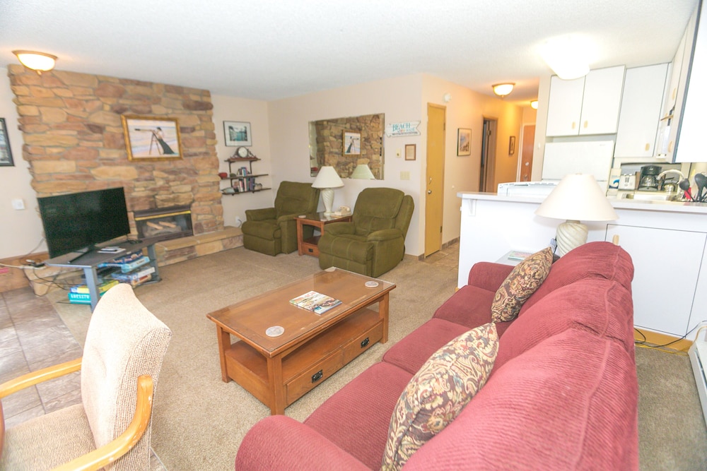 Signature Room, 1 King Bed with Sofa bed, Kitchen, Pool View (1 Bedroom Unit- Room 211-Pet Friendly) - Photo 8