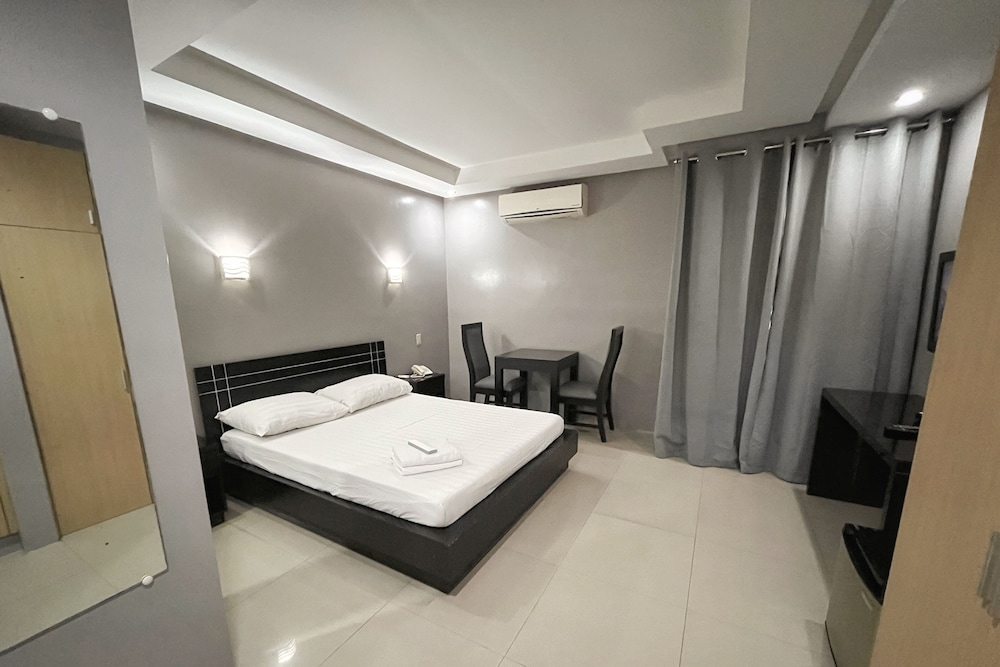 Superior Room, 1 Queen Bed, Refrigerator & Microwave photo 2