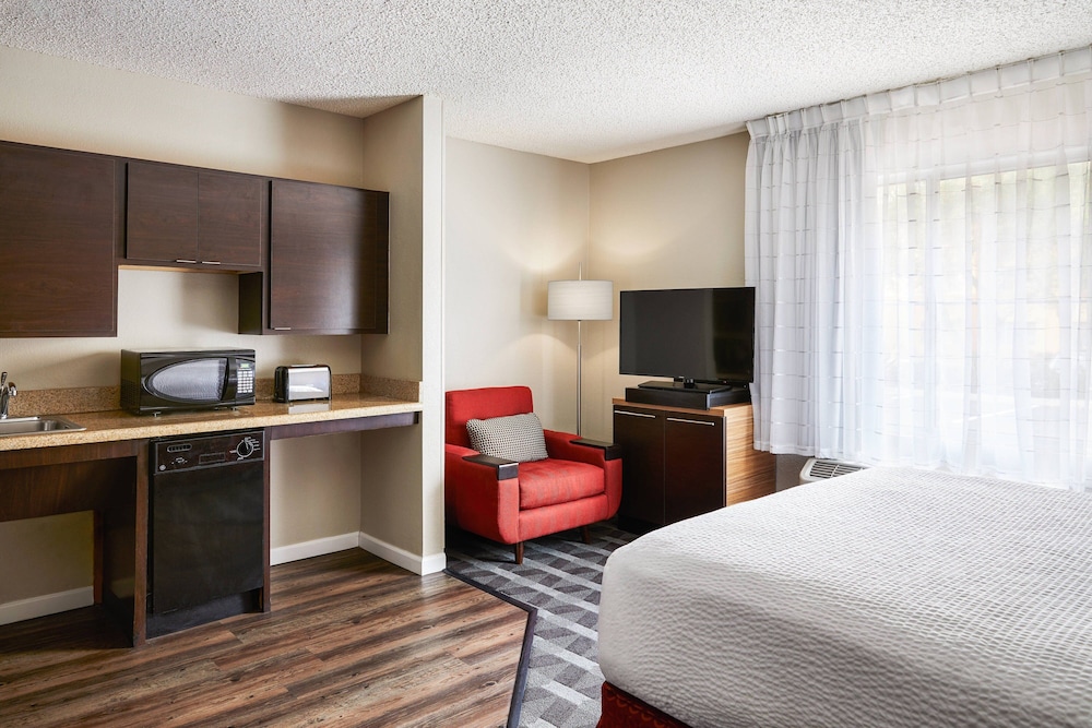 Studio Suite, 1 Queen Bed with Sofa bed (Mobility/Hearing Accessible, Tub) - Photo 1