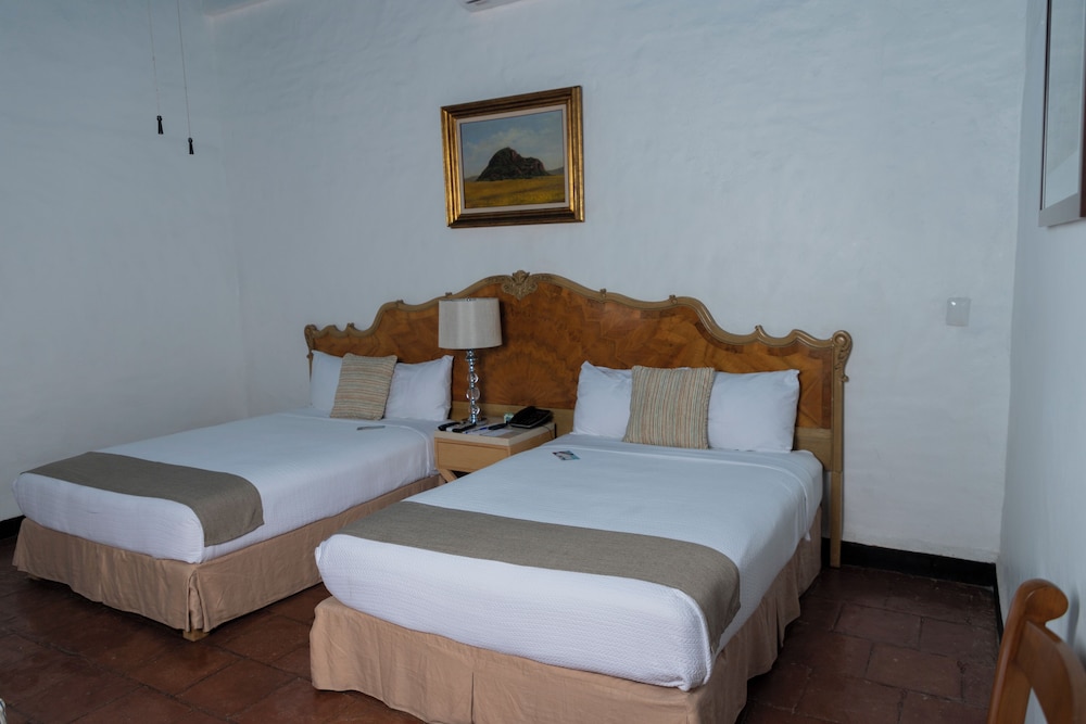 Coronel Suite, King bed, garden area photo 2