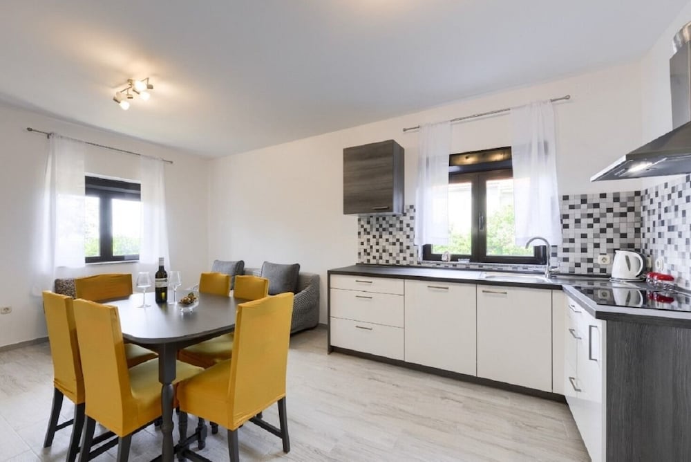 Apartment (Edi - amazing location by the sea - A) photo 3