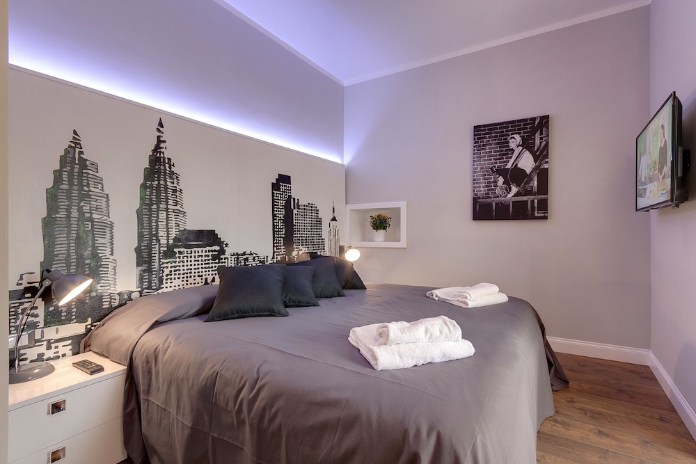 Studio, 1 Double or 2 Twin Beds (3rd floor, stair access only)