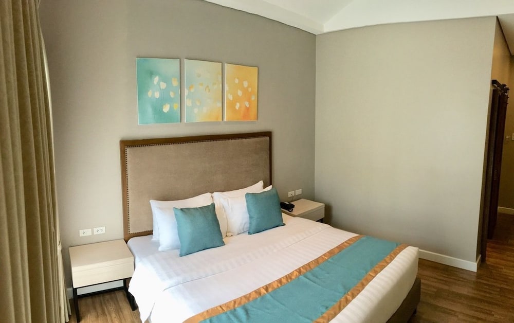 Deluxe Room, 1 King Bed - Photo 3