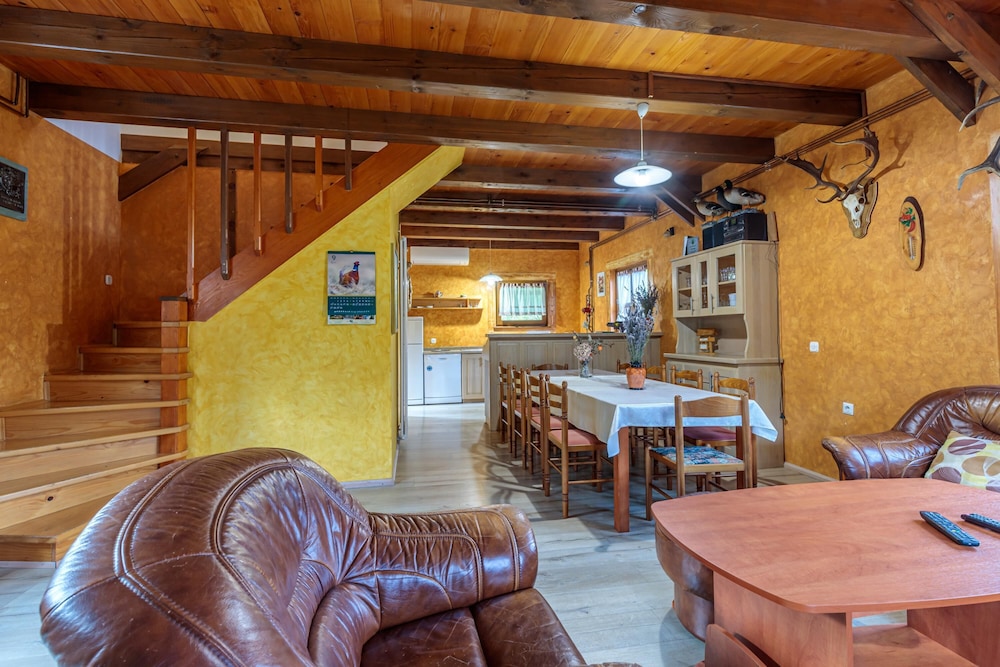 Family House, Multiple Bedrooms, 2 Bathrooms, Mountainside (Chalet Zavrh with Private Heated Pool) photo 2