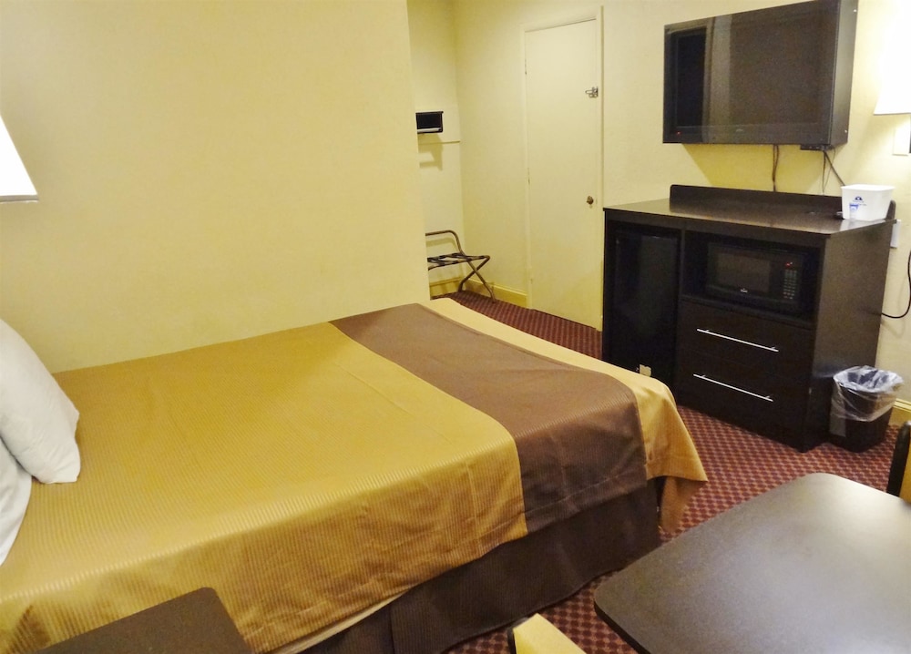 Room, 1 Queen Bed, Accessible, Smoking (Handicap) - Photo 4