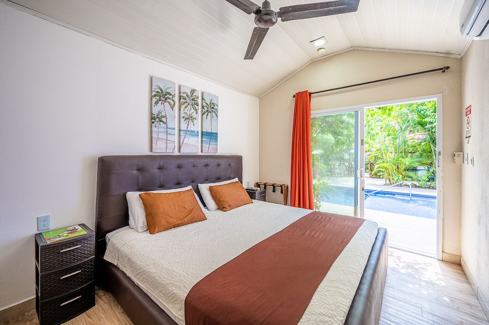 Double Room, 1 King Bed, Poolside