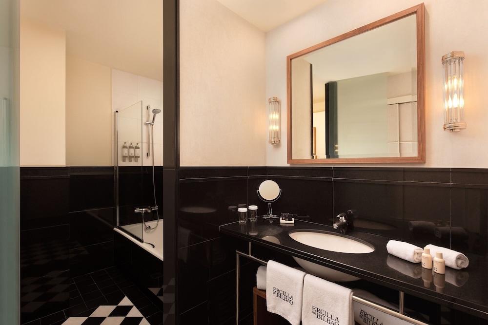 Superior Room, 1 King Bed, City View (Stylish) thumbnail 5