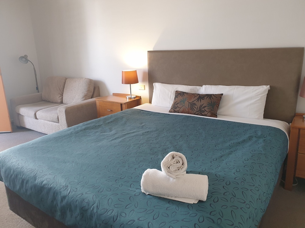 Standard Room, 1 King Bed, Non Smoking photo 2