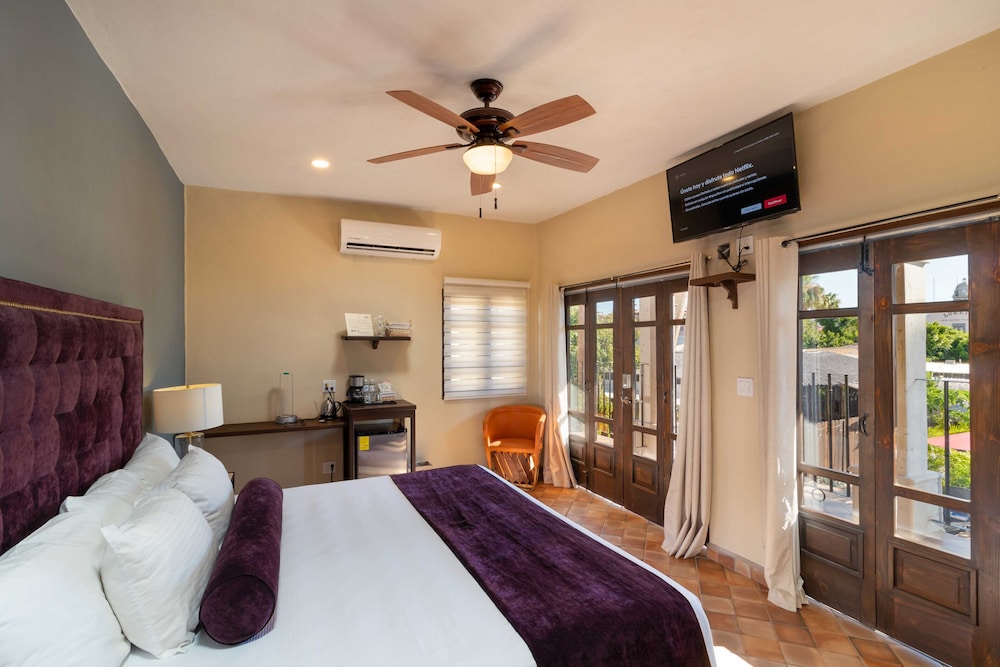 Premium Room, 1 King Bed, Non Smoking, Pool View