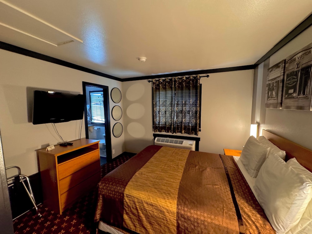 Luxury Studio Suite, 1 Queen Bed, Non Smoking, Jetted Tub