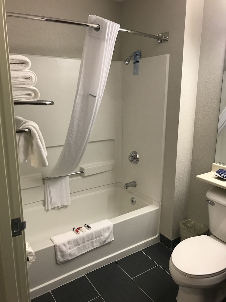 Deluxe Studio Suite, 1 Queen Bed, Non Smoking - Photo 5