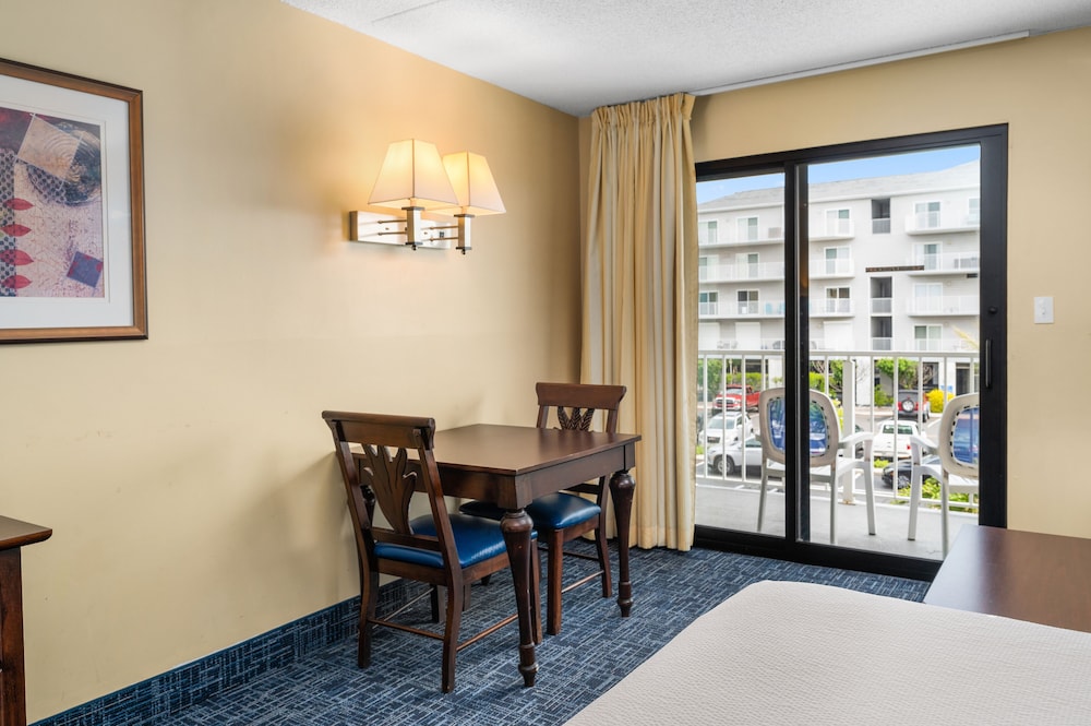 Standard Room, 2 Queen Beds, City View (No pets allowed) photo 2