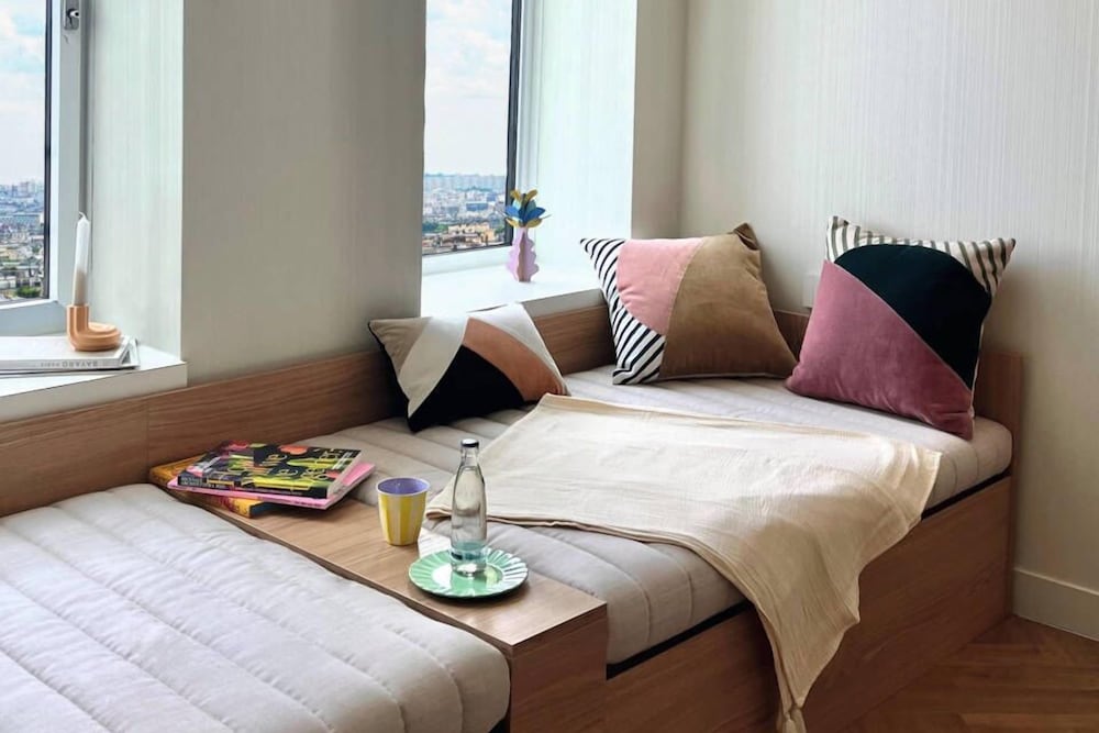 Deluxe Twin Room City View High Floor thumbnail 5