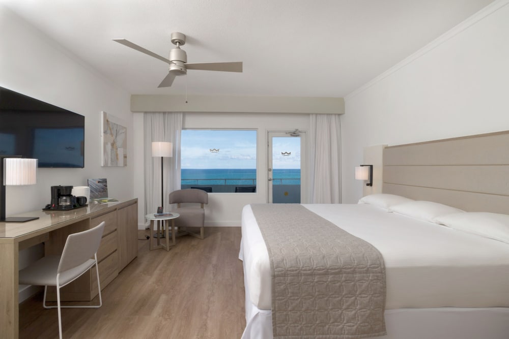 Deluxe Room, 1 King Bed, Ocean View