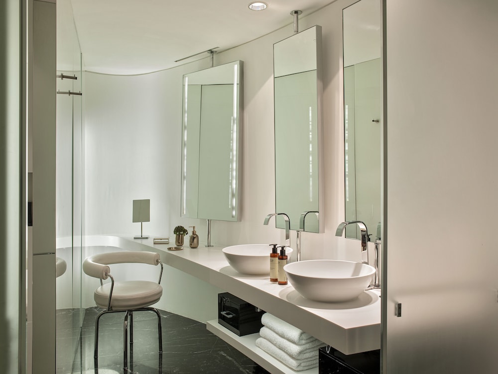 Beyond ME Panoramic Suite City View