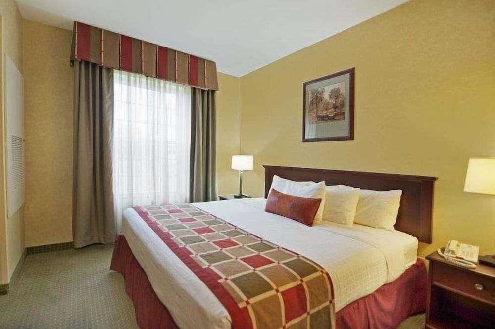 Standard Room, 1 King Bed, Accessible, Bathtub photo 3